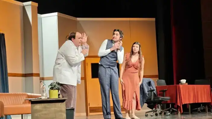 Kepez Sahnesinde Kahkaha Tufanı: “Kaç Baba Kaç” Kapalı Gişe!