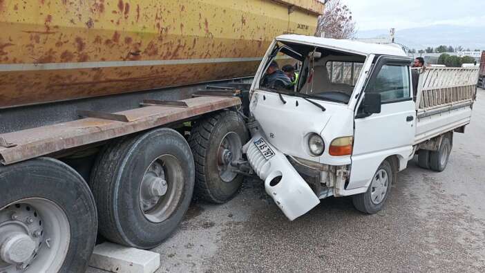 Burdur Keresteciler Sitesi’nde Feci Kaza! Kamyonet Park Halindeki Dorseye Çarptı