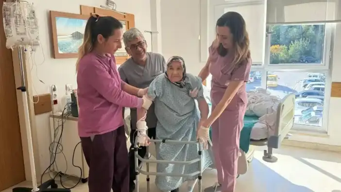Kemer’de 92 Yaşındaki Kadın Yeniden Ayağa Kaldırıldı