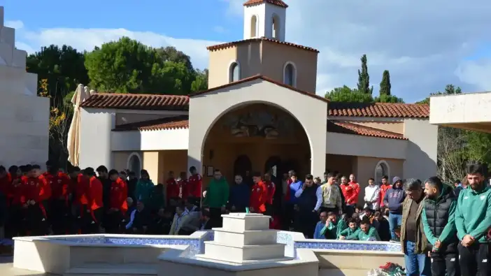 Antalya Kampındaki Takımlardan Dinler Bahçesi’nde Cuma Namazı