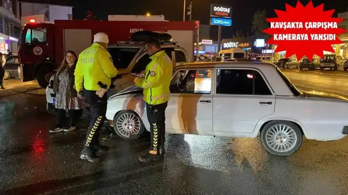 Serik Otogar Kavşağı’nda İki Araç Birbirine Girdi! 3 Yaralı
