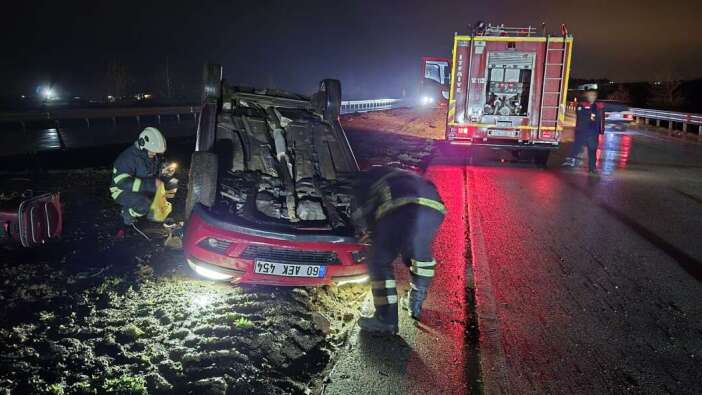 Hatay’da Otomobil Takla Attı: Ters Dönen Araçtan İtfaiye Çıkardı
