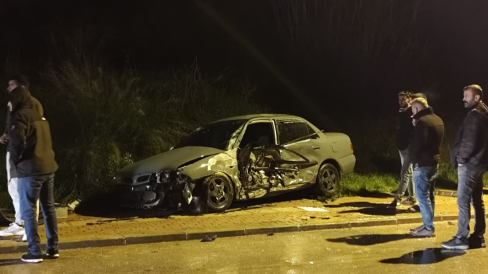 Manavgat’ta Korkutan Kaza: Otomobil Direğe Saplandı