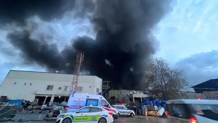 Mersin’de Ham Madde Deposunda Yangın! Alevler 3 Saatte Durduruldu