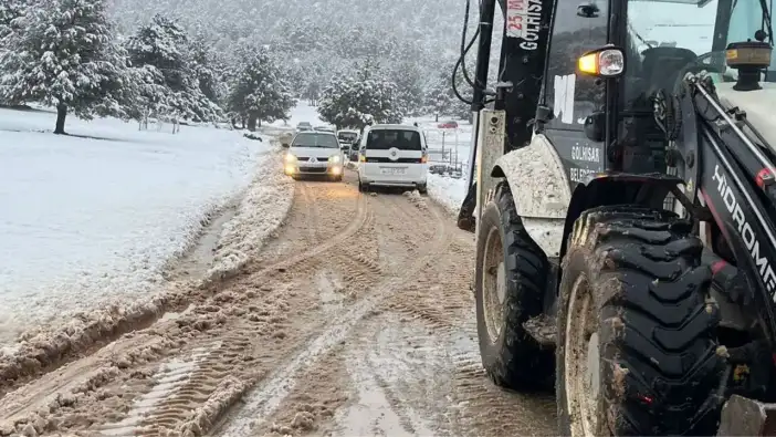 Burdur'un Yollarını Kar Kesti! Araçlarında Mahsur Kaldılar