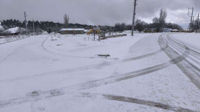 Afyonkarahisar Beyaza Büründü: Rakımı Yüksek Bölgelerde Kar Fırtınası Kapıya Dayandı!