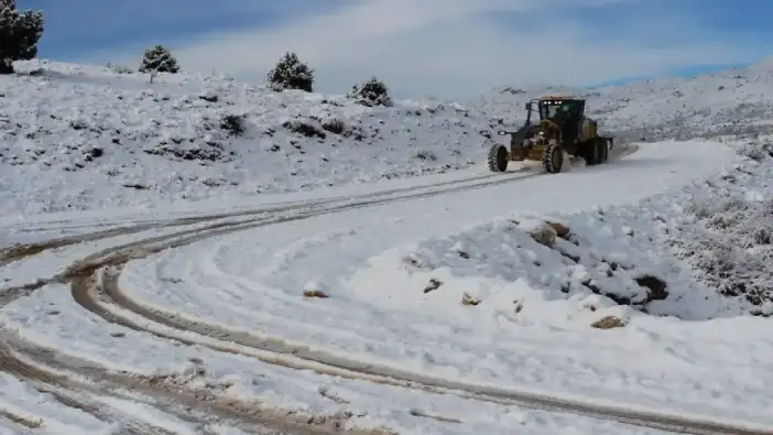 Antalya’da Yoğun Kar Yağışı Ulaşımı Aksattı
