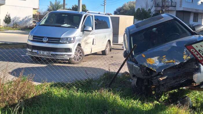 Serik’te Kavşak Savaş Alanına Döndü: Otomobil ve Minibüs Birbirine Girdi!