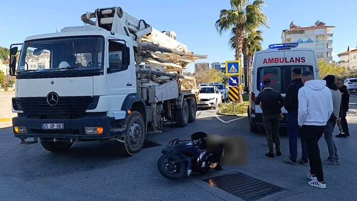 Manavgat’ta Kavşakta Feci Çarpışma! Motosiklet Kamyonete Çarptı