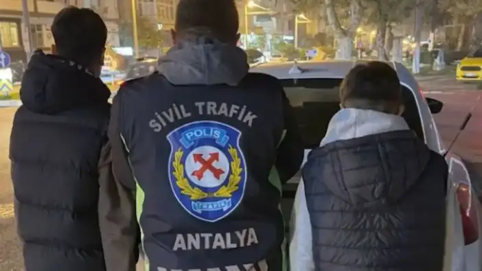 Antalya Trafiğinde Tehlikeli Yolculuk: 2 Çocuk Tespit Edildi