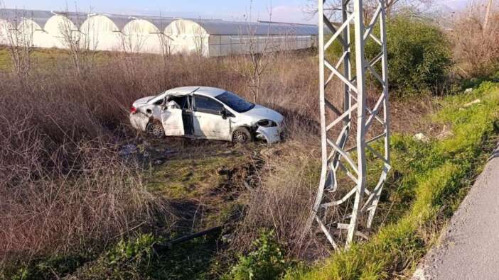Serik’te Feci Kaza: Otomobil Direğe Çarpıp Tarlaya Uçtu