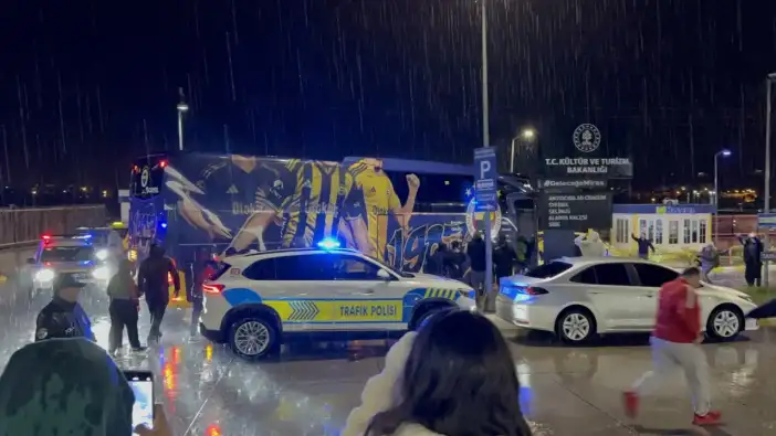 Fenerbahçe, Alanya’da Taraftarların İlgisiyle Karşılandı