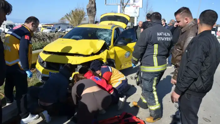 Serik’te Taksi ile Üçteker Çarpıştı: Yaralılar Var