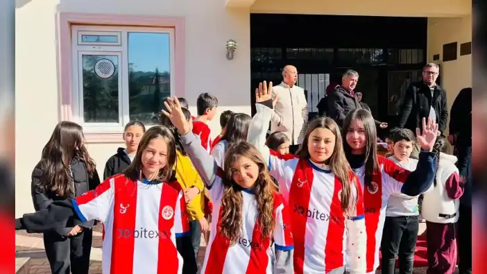 Antalyaspor Formaları Korkuteli’de Minik Taraftarlarla Buluştu