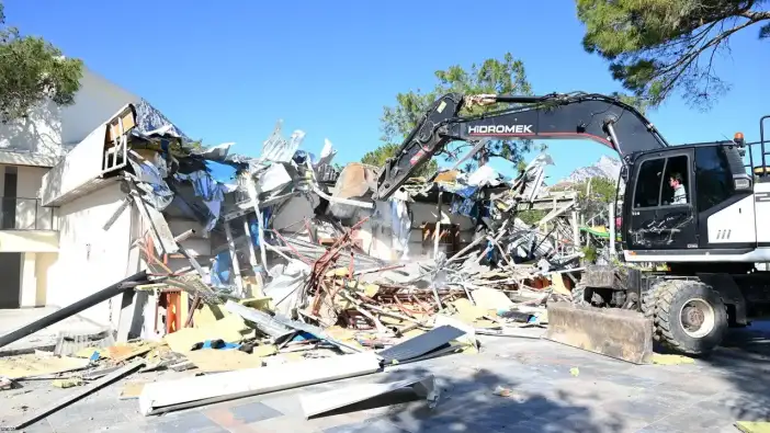 Kemer'de Yıkımı Engellemek İstediler! Belediye Ekipleri Kaçak Yapıları Yıktı