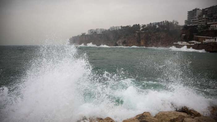 Antalya’da Deniz Şaha Kalktı! Dev Dalgalar 25 Metrelik Falezleri Aştı