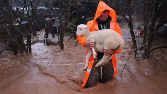 Antalya’da Fırtına Mesaisi: Büyükşehir Ekipleri Kumluca’da Can Kurtardı