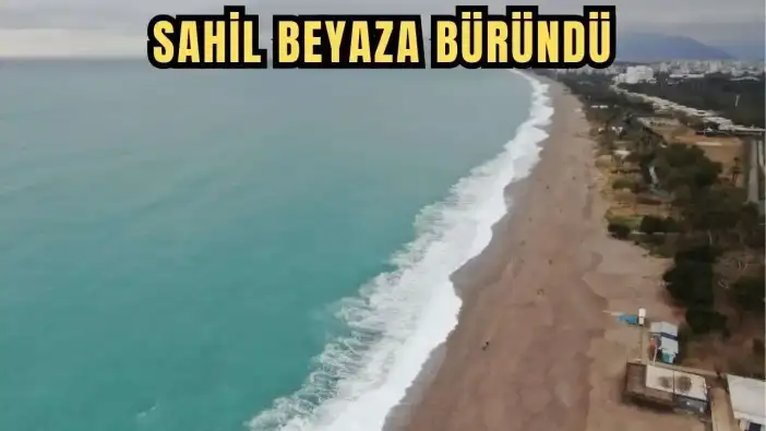 Dev Dalgalar Konyaaltı Sahili'ni Dövdü! Sahil Beyaza Büründü