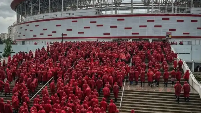 Antalya'da Yağmura Rağmen Tribünler Kırmızı Olacak