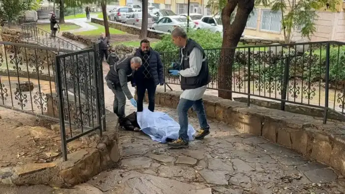 Muratpaşa'da Park Girişinde 68 Yaşındaki Adam Ölü Bulundu