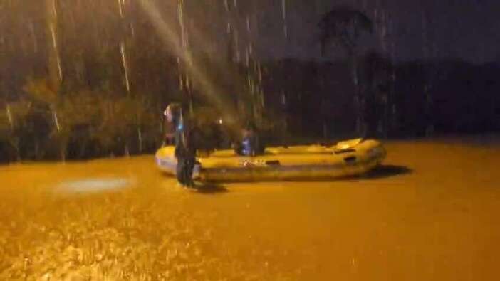 Antalya Yağışa Teslim Oldu! Yollar Göle Döndü, Mahsur Kalan Vatandaşlar Botlarla Çıkarıldı