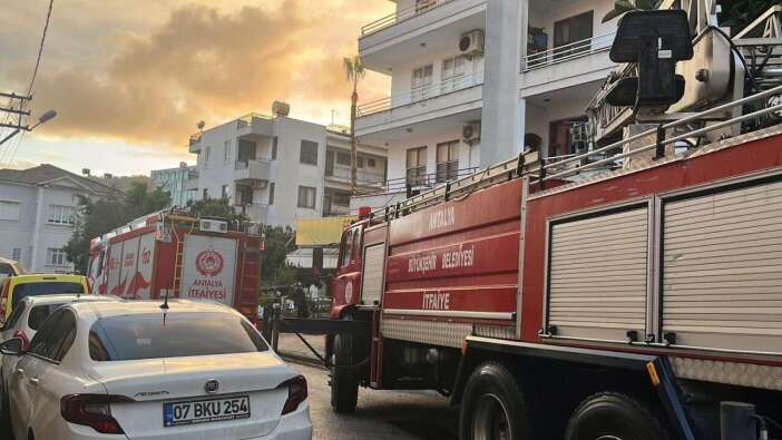Alanya'da Korku Dolu Dakikalar! Apartman Dairesi Alev Alev Yandı