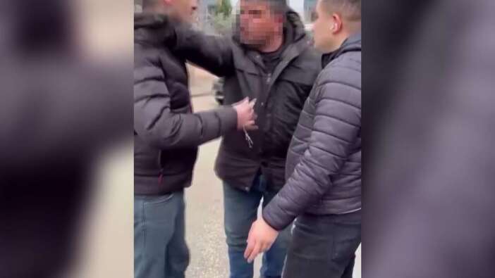 Adana Trafiğinde Öfke Patlaması: Yol Verme Kavgasında Kaskla Camı Tuzla Buz Etti!
