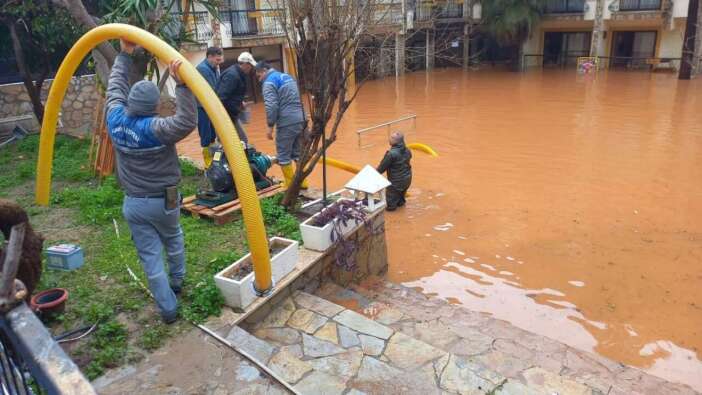 Kemer’de Yağmur Sonrası Seferberlik