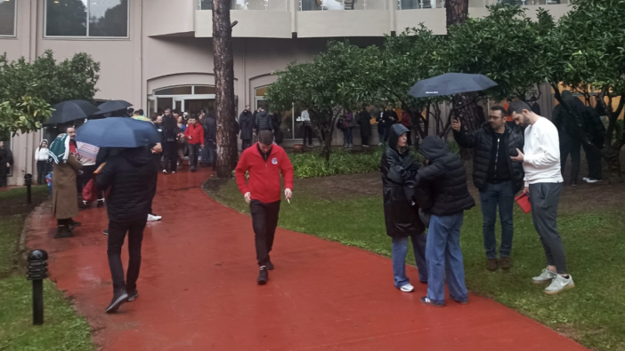 Antalya Belek’te Satranç Turnuvası Krizle Açıldı.. Veliler sağanak altında dışarıda kaldı.