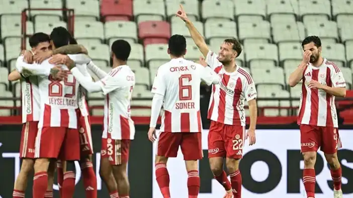 Tribünlerin abisi Tolga Cömertoğlu Antalyaspor zaferini böyle kutladı!