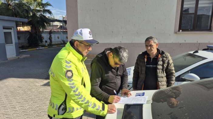 Adana Trafiğinde Öfke Patlaması: Kaskını Silah Gibi Kullandı, Ehliyetinden Oldu!