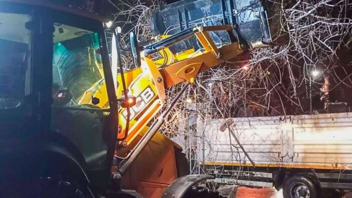 Manavgat’ta Hortumun İzleri Siliniyor