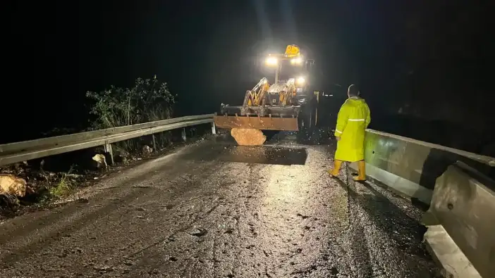 Kemer’de Fırtınanın Etkilerini Azaltmak İçin Ekipler Seferber Oldu!