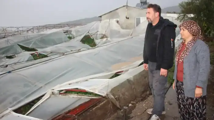 Kumluca'da Hortum Dehşeti: Seralar Yerle Bir, Ürünler Telef!