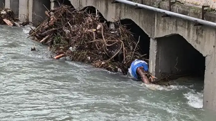 Kemer Belediye Ekipleri Sel Riskine Karşı Sahada