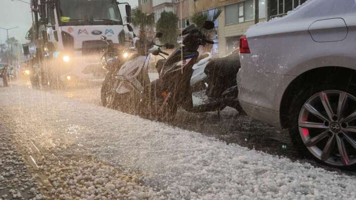 Mersin'de Felaketi yaşadı! Bir Yanda Hortum, Bir Yanda Dolu!
