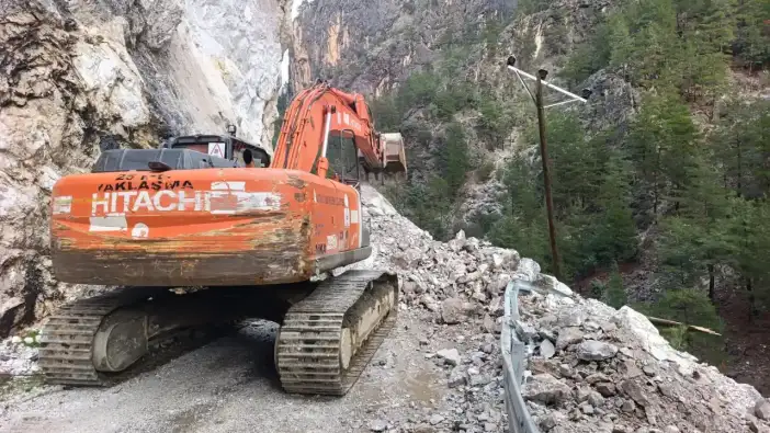 Alanya Alacami Yolu Heyelan Sonrası Ulaşıma Açıldı