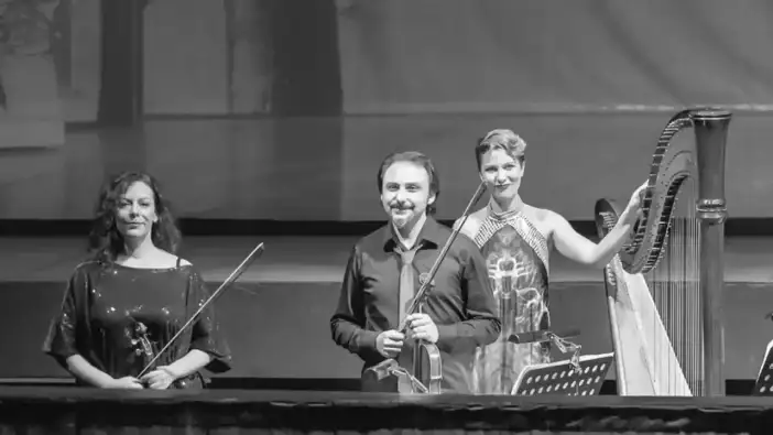 Müziğin "Sihirli Kemanı" Zeynep Işık, Kalplerde İz Bırakan Eserlerle Anılıyor