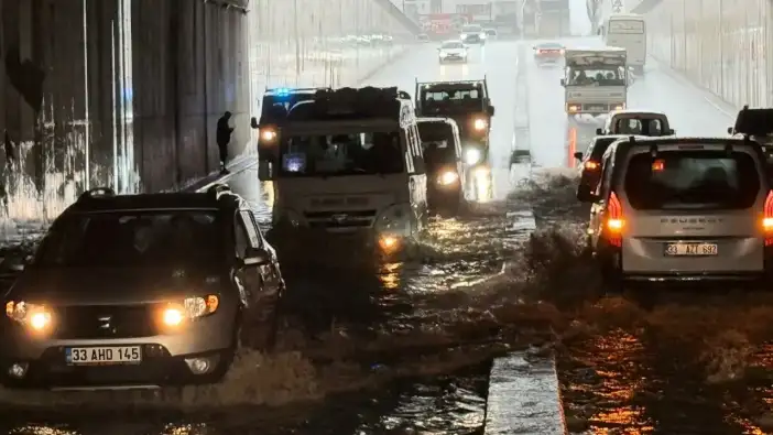 Mersin’de Sağanak Taşkına Yol Açtı: Araçlar Suya Kapıldı