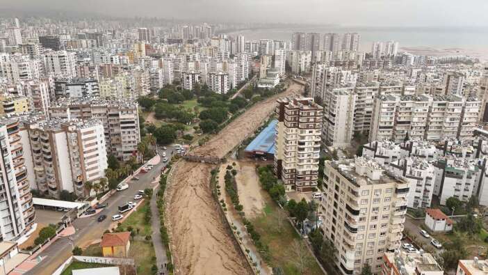 Mersin'de dereler taştı: Zorunlu olmadıkça dışarı çıkmayın uyarısı