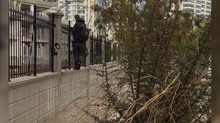 Adana'da sel suları yolu yuttu: Hastane duvarında yürüdü