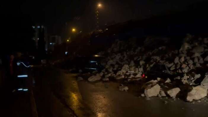 Hatay'da istinat duvarı çöktü: Araçlar kayaların altında kaldı