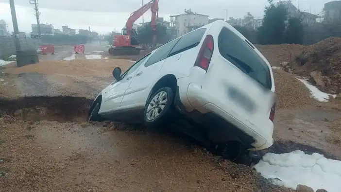 Döşemealtı'nda Yol Çöktü, Otomobil Çukura Düştü