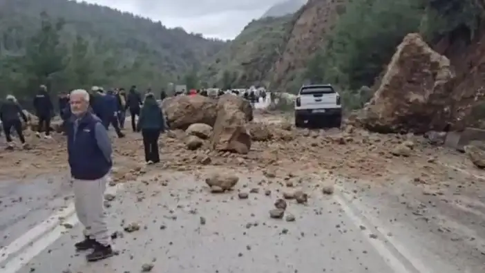 Antalya-Isparta yolunda heyelan: Çok sayıda araç mahsur kaldı