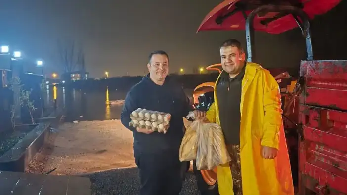 Döşemealtı'da Selin Ardından Traktörle Ulaştı, Temel Gıda Dağıttı