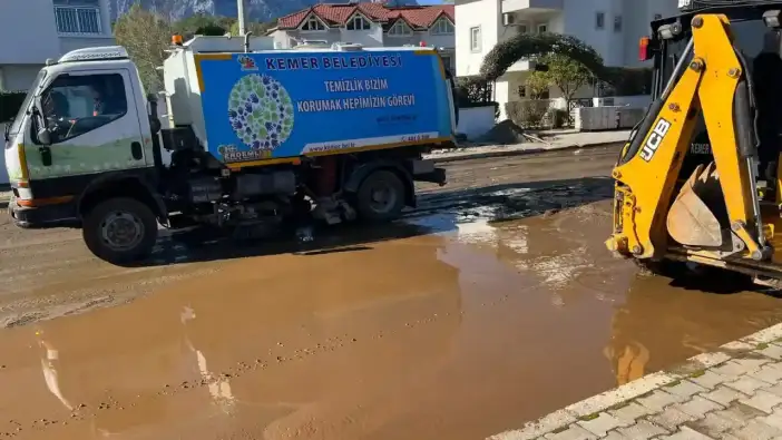 Kemer’deki Yollardan 50 Traktör Balçık Çıkarıldı