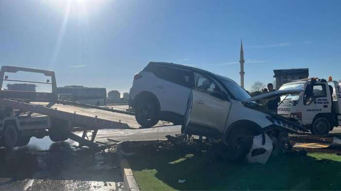 Alanya’da SUV ile Otomobil Çarpıştı: 3 Yaralı