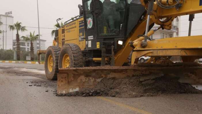 Kepez Yollarında Yağmur Mesaisi: Ekipler Gece Boyu Sahada