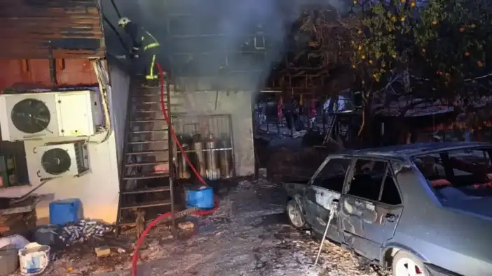 Alanya'da Piknik İşletmesinde Gece Saatlerinde Alevler Yükseldi