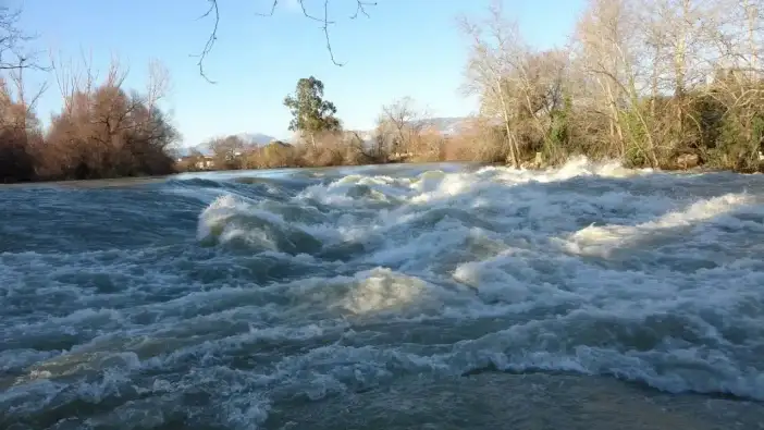 Manavgat’ta Etkili Yağışlar Taşkına Yol Açtı! Irmak Taştı